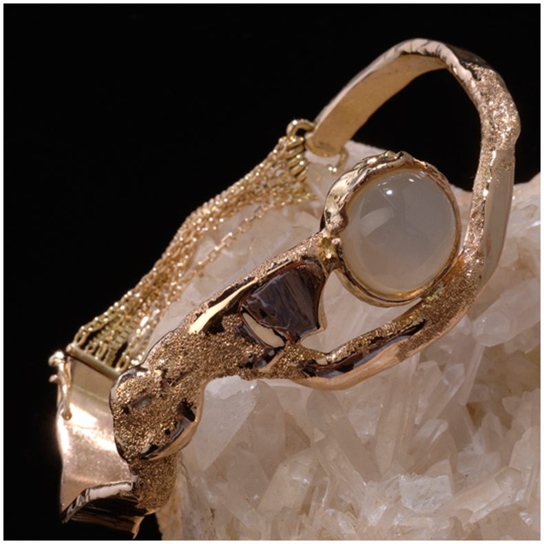 photo-bracelet-or-jaune-diamants-pierre-de-lune-effet-ref-803