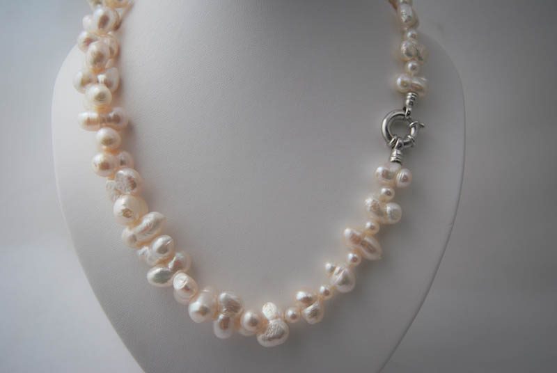 photo-collier-baroque-perles-fermoir-anneau-bouée-ref-601