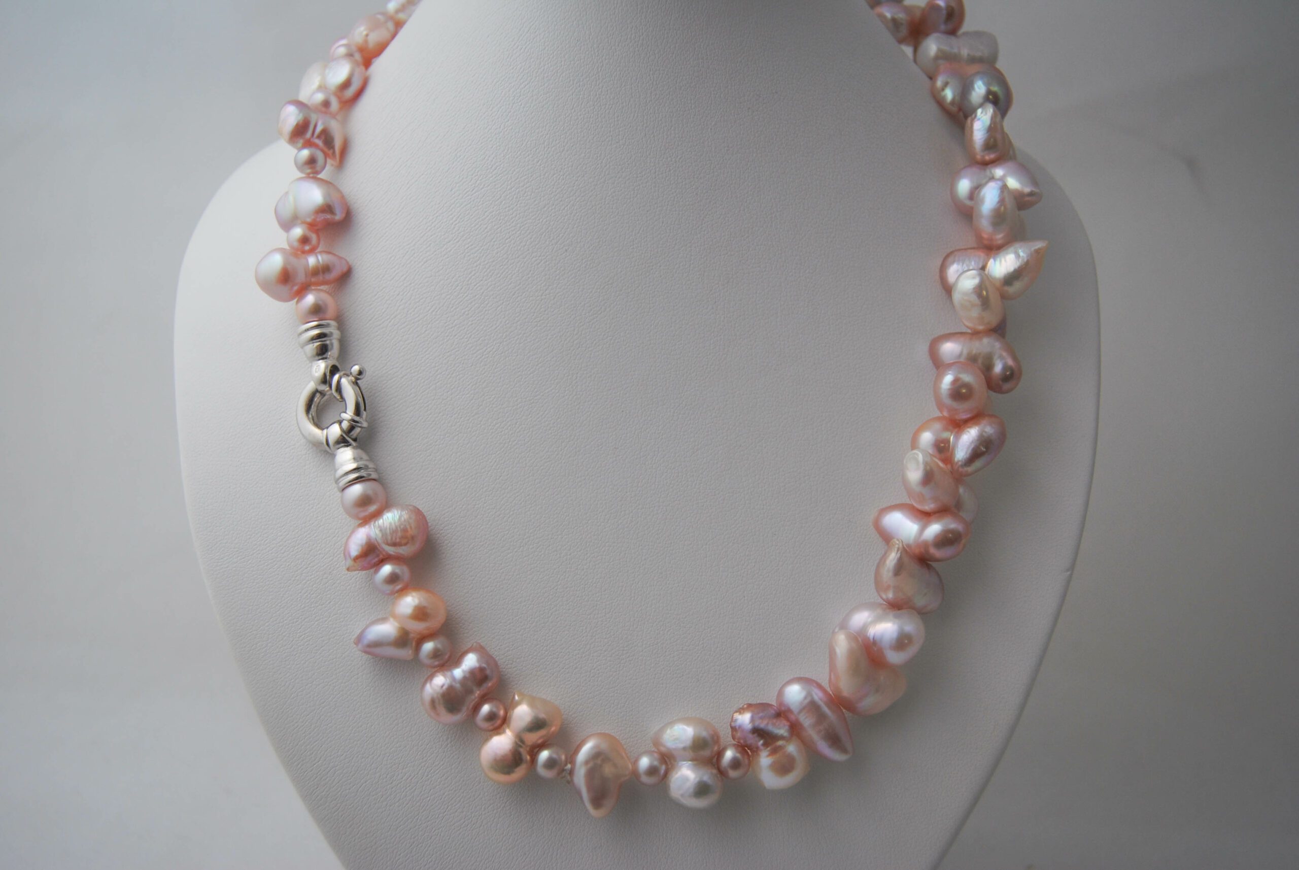 photo-collier-baroque-perles-roses-fermoir-anneau-bouée-ref-602