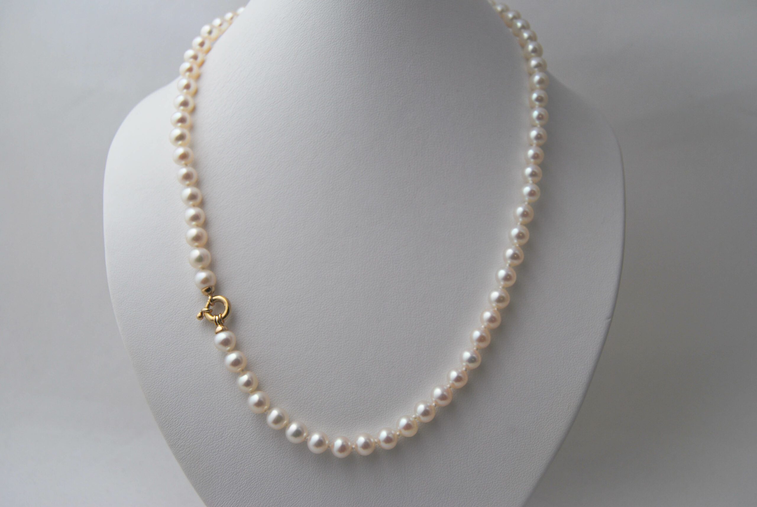 photo-collier-perles-akoya-or jaune-fermoir-anneau-bouée-ref-604