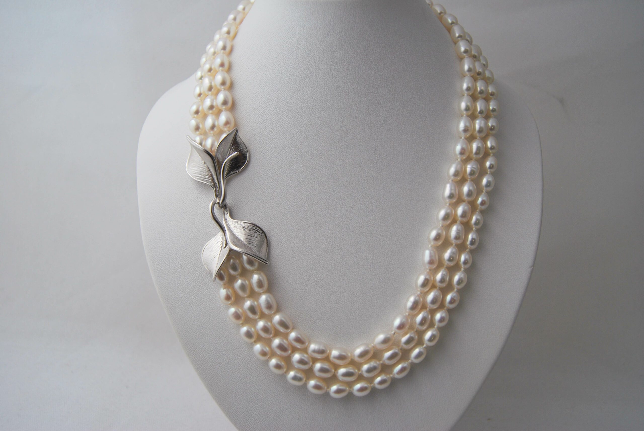photo-collier-perles-ovales-fermoir-feuille-or-blanc-ref-603