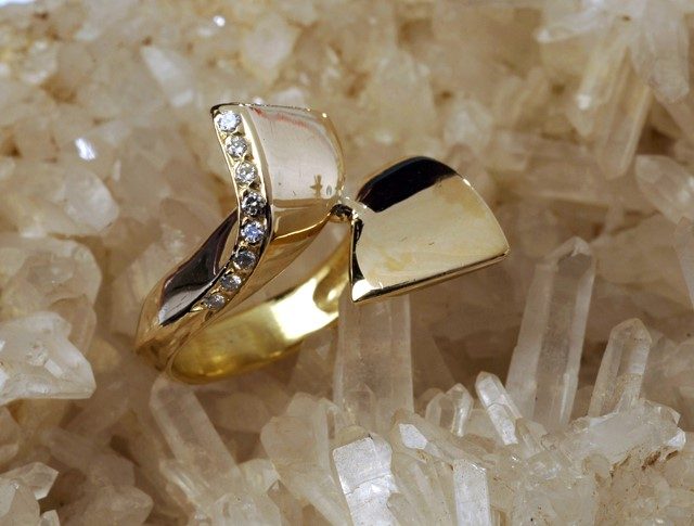 photo-bague-or-jaune-diamants-sertis grains