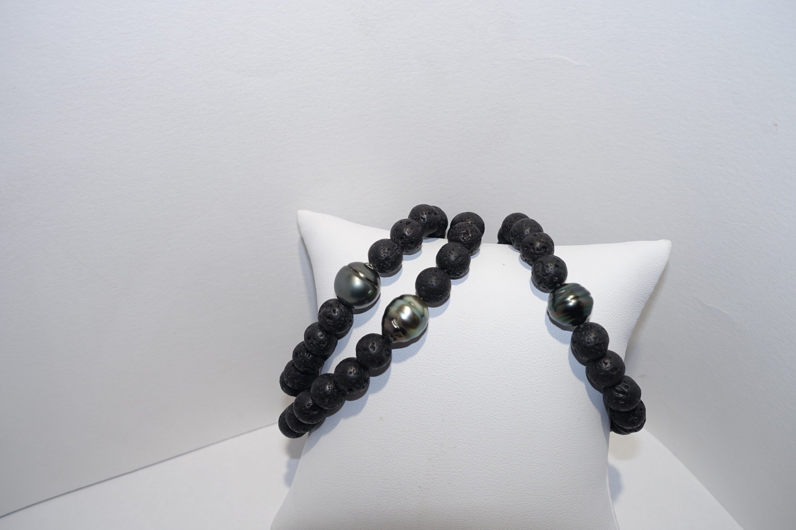 photo-bracelet-pierre de lave-perle-tahiti